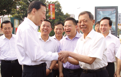 В июне 2011 года Ло Чжицзюнь, секретарь провинциального комитета партии провинции Цзянсу, составил компанию нашему президенту Ли Лянбао в проверке нашей компании.